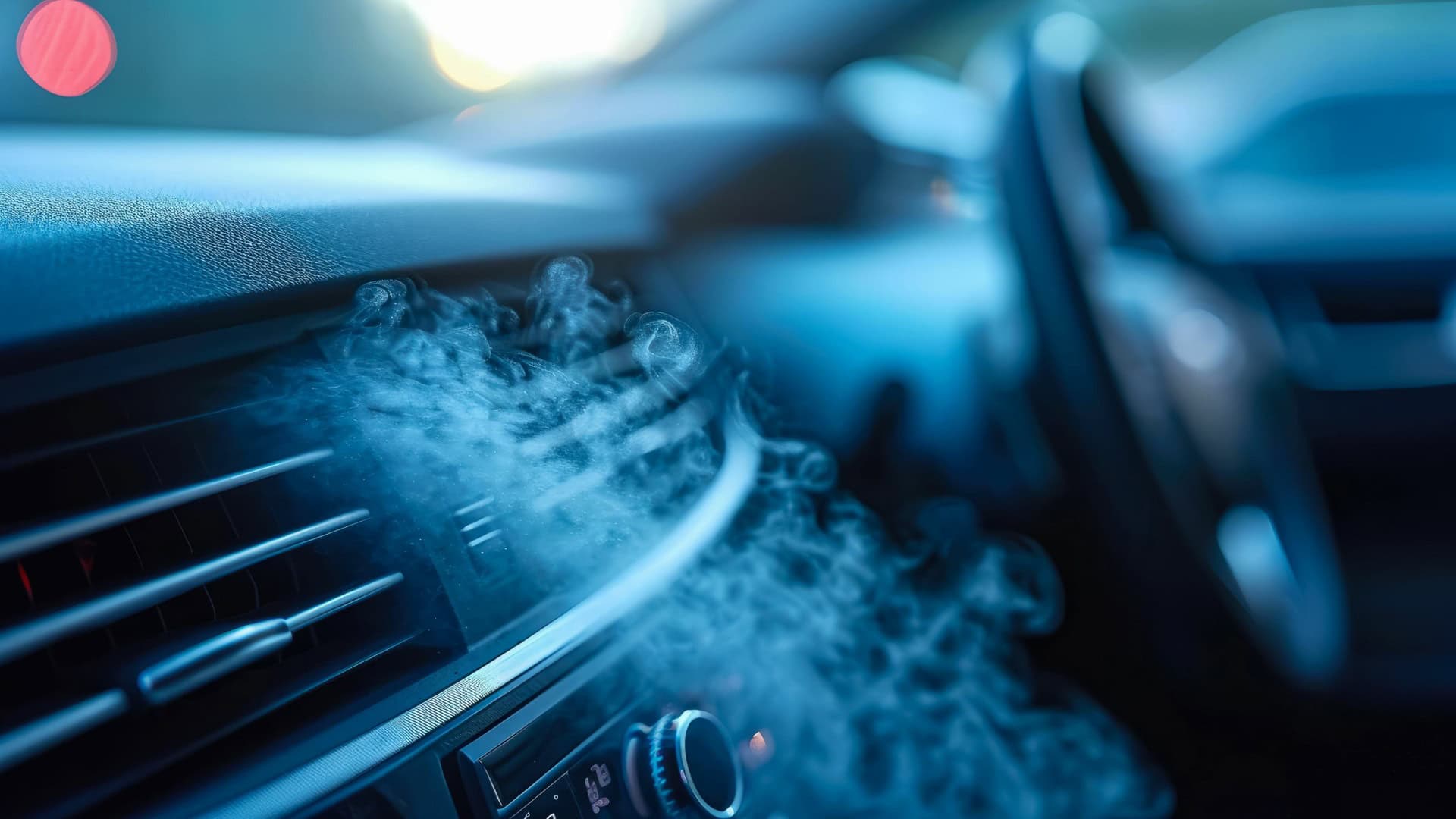 Techniker, der einen hochmodernen Ozongenerator verwendet, um hartnäckige Gerüche im Innenraum eines Autos zu beseitigen